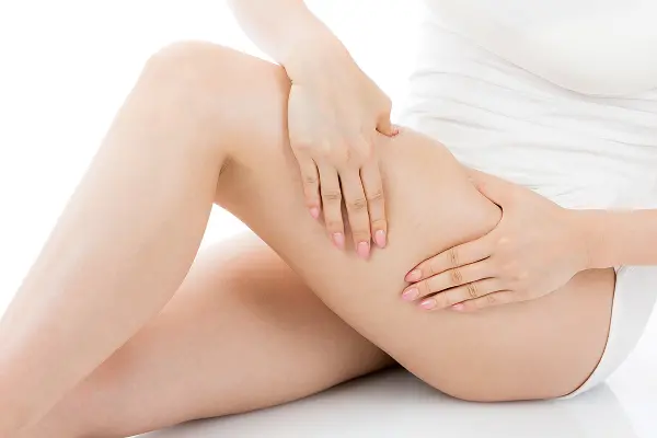 太ももを触っている写真