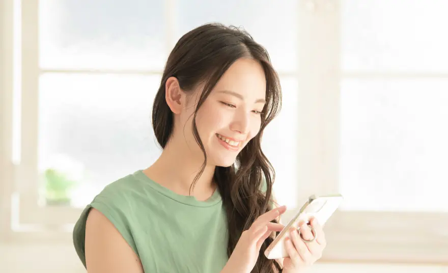 スマホで連絡の写真