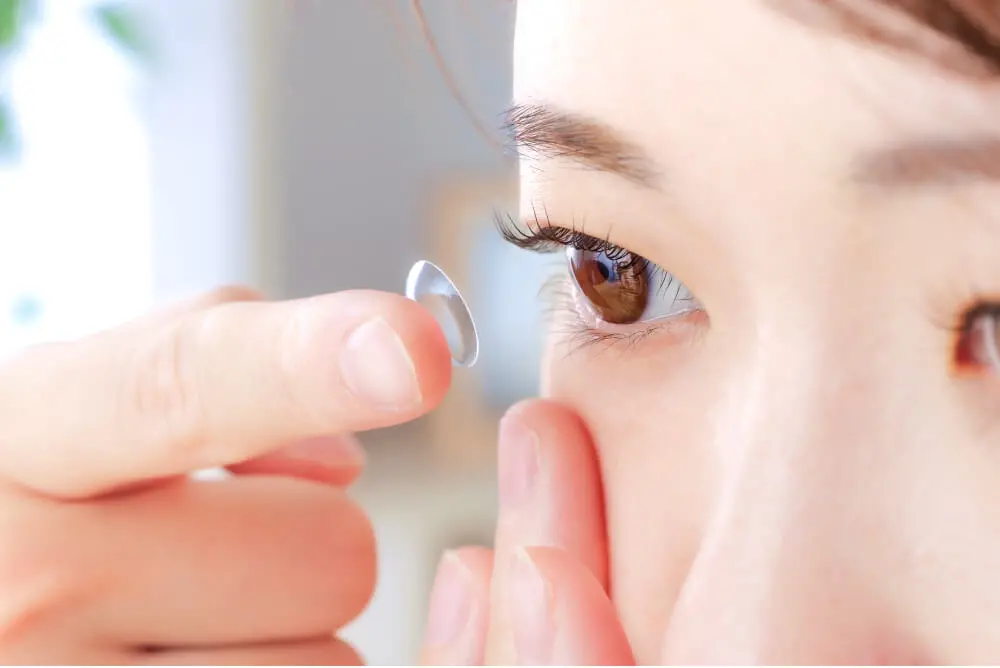 コンタクトをつける